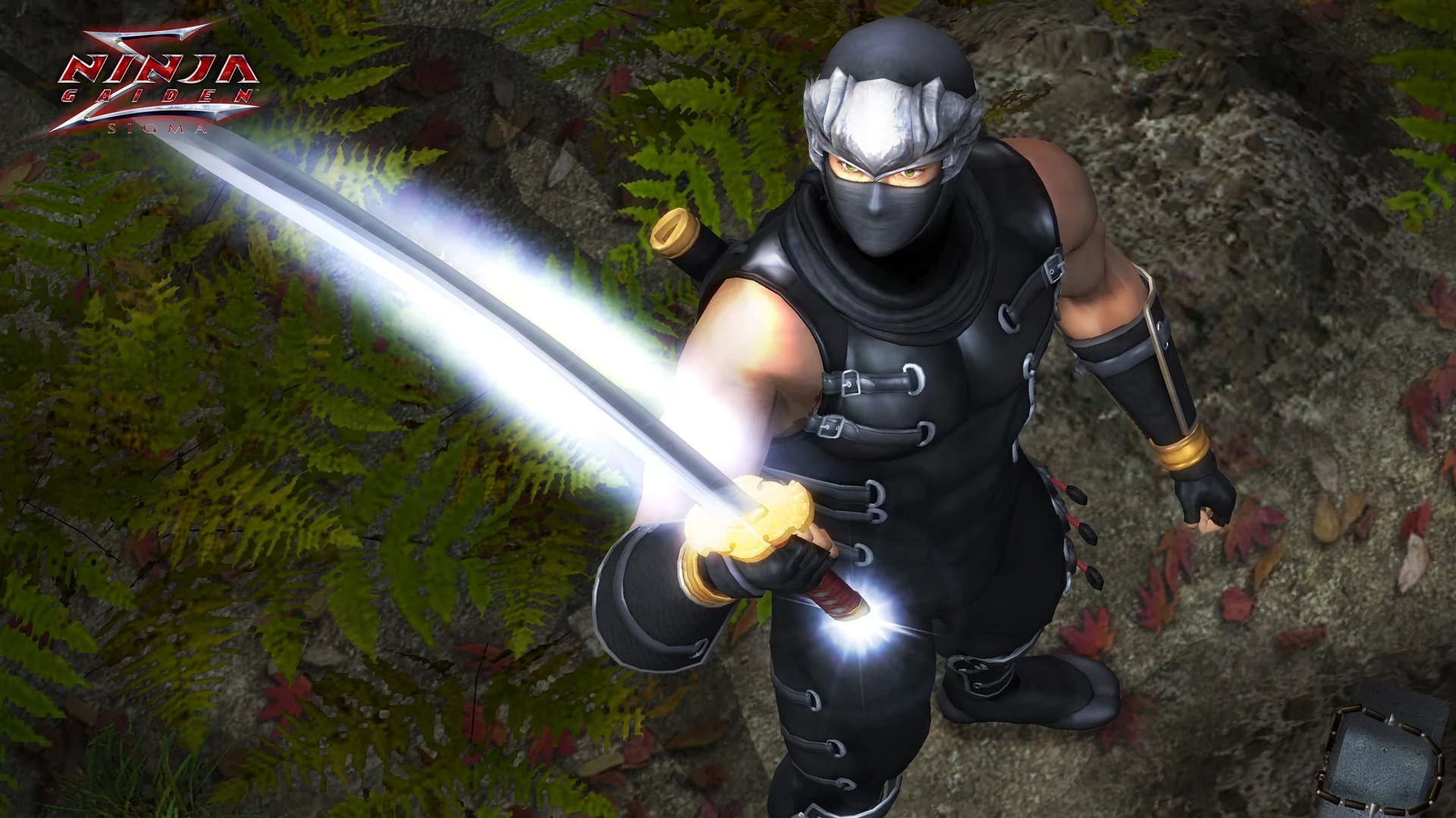 Ryu Hayabusa, enmascarado y visto desde arriba, empuña una katana brillante entre helechos y hojas caídas