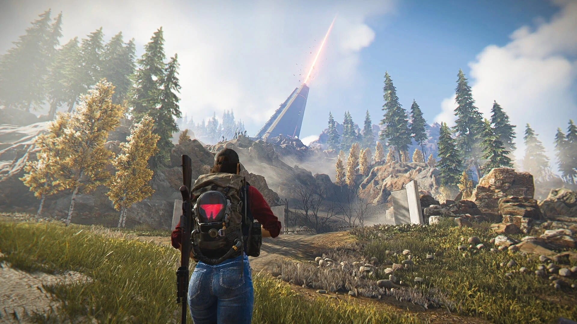 Una superviviente con mochila y rifle mira un valle de pinos con una estructura triangular que lanza un rayo al cielo