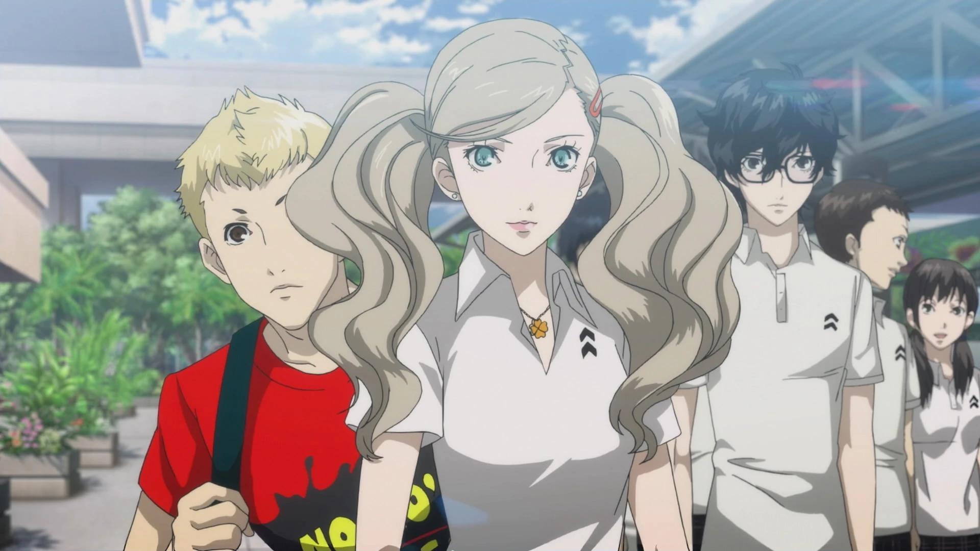 Ryuji, Ann y el protagonista, en dibujo animado, caminan con otros alumnos en verano por un paseo con árboles