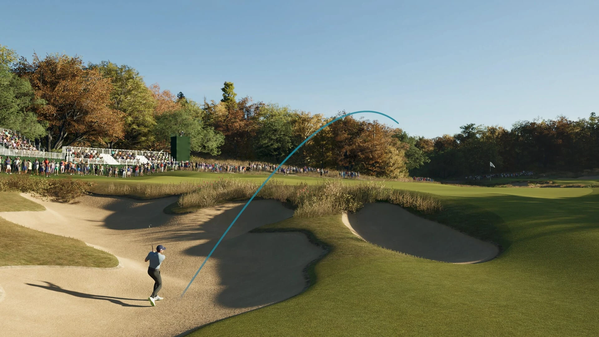 Un golfista golpea desde un gran búnker de arena hacia el green, entre árboles otoñales y público al fondo