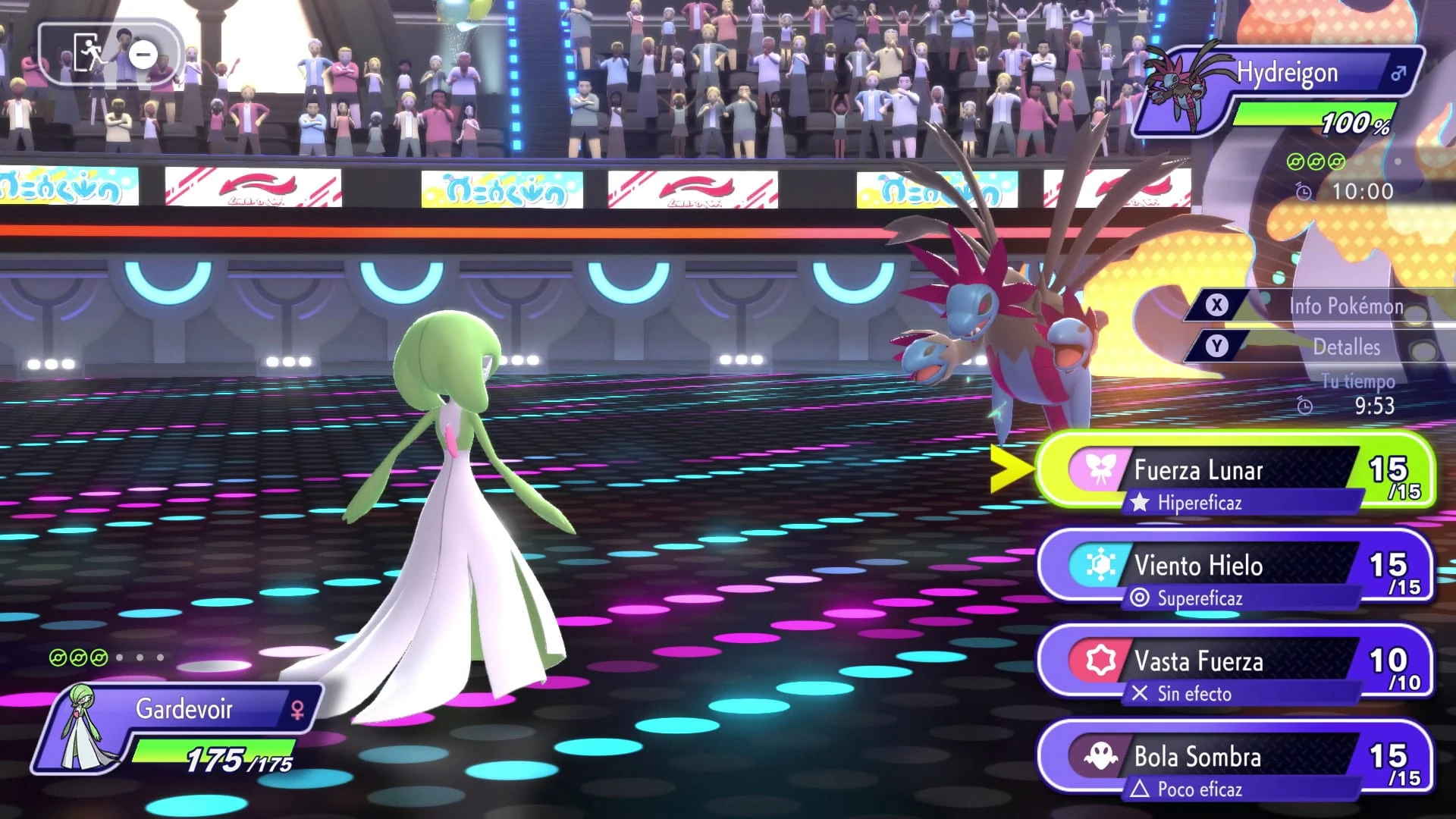 Gardevoir frente a Hydreigon en un estadio con público, con los cuatro movimientos a elegir a la derecha
