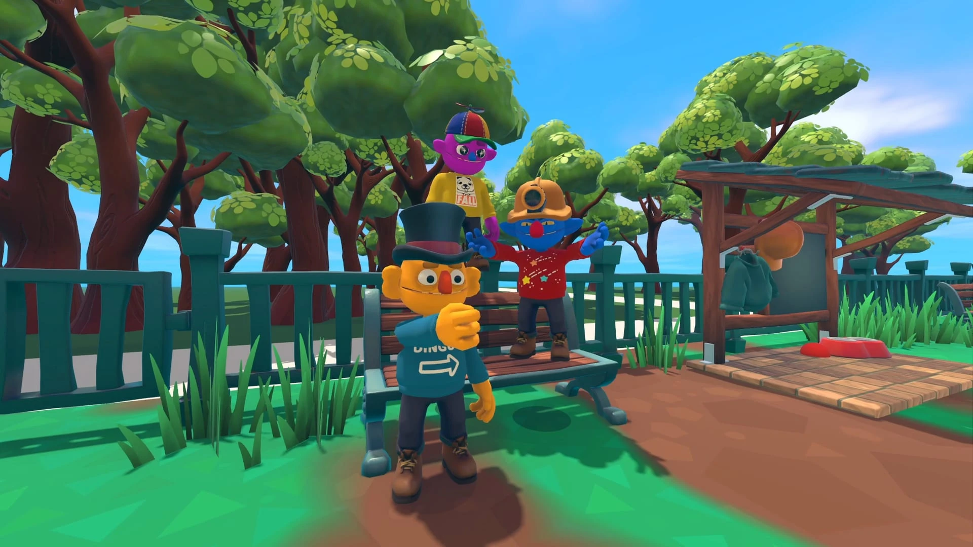 Tres personajes de colores, uno con chistera y otro con casco de minero, junto a un banco en un parque arbolado con una valla verde