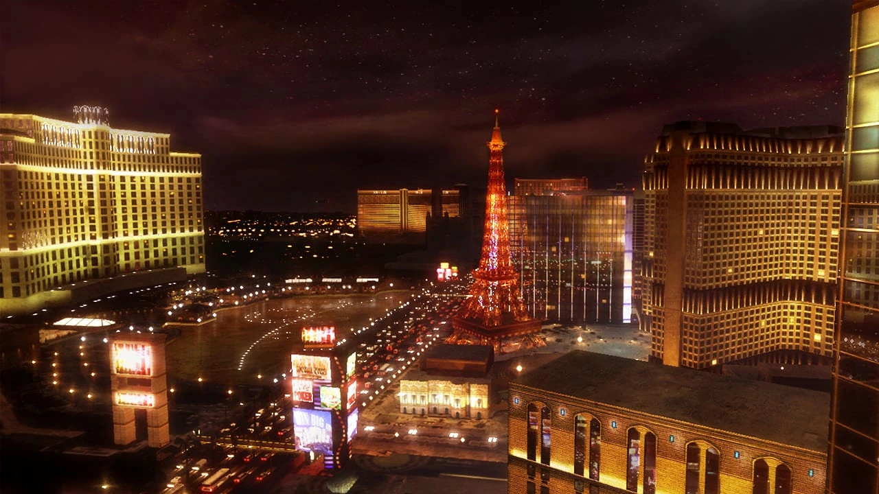Vista nocturna desde lo alto de una avenida de Las Vegas con hoteles iluminados y una réplica de la torre Eiffel