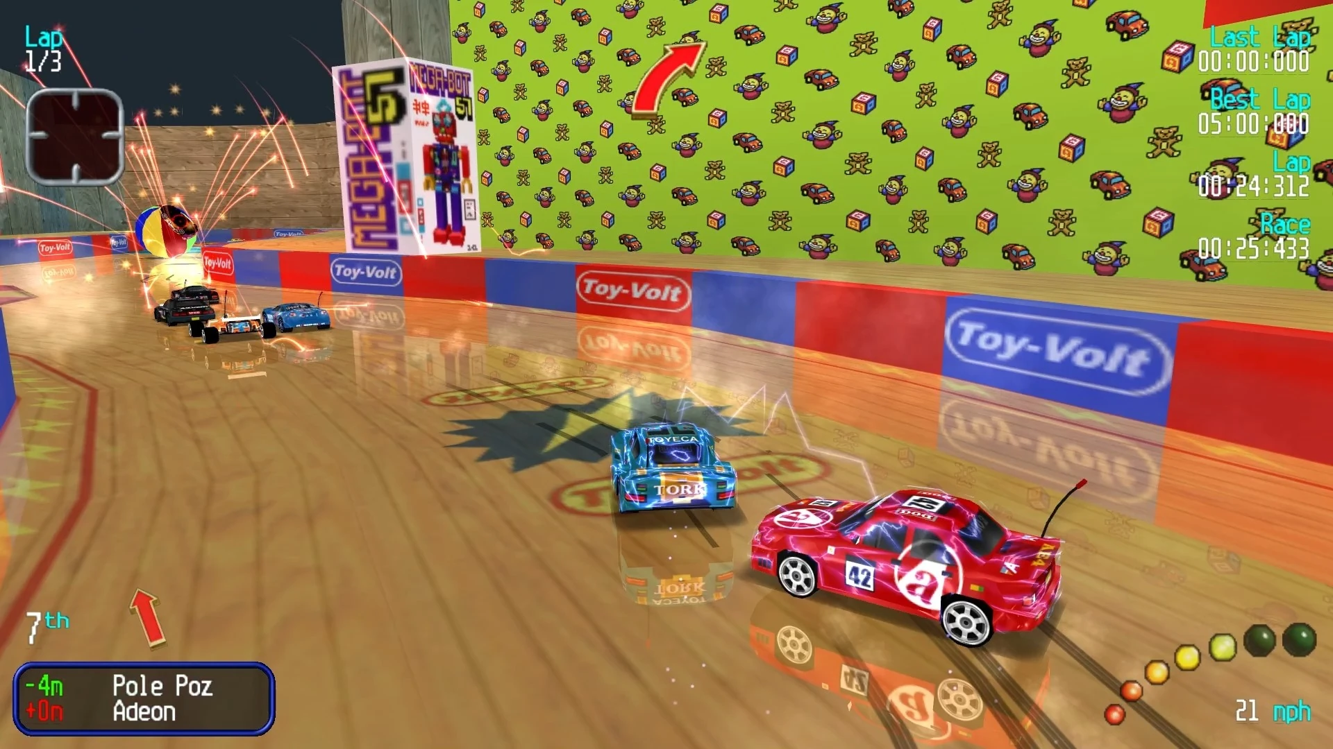 Varios coches teledirigidos derrapan en una curva de suelo de madera rodeada de vallas con el logotipo de Toy-Volt