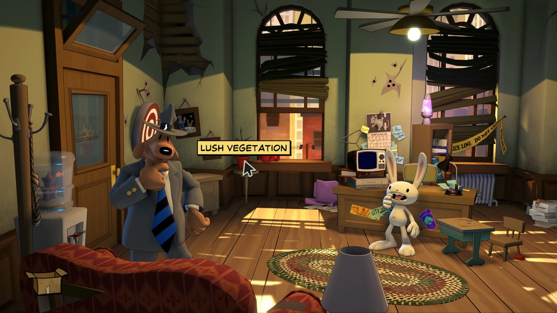 La oficina de Sam y Max, con ventanas tapiadas, un escritorio lleno de trastos y los dos protagonistas de pie en el centro