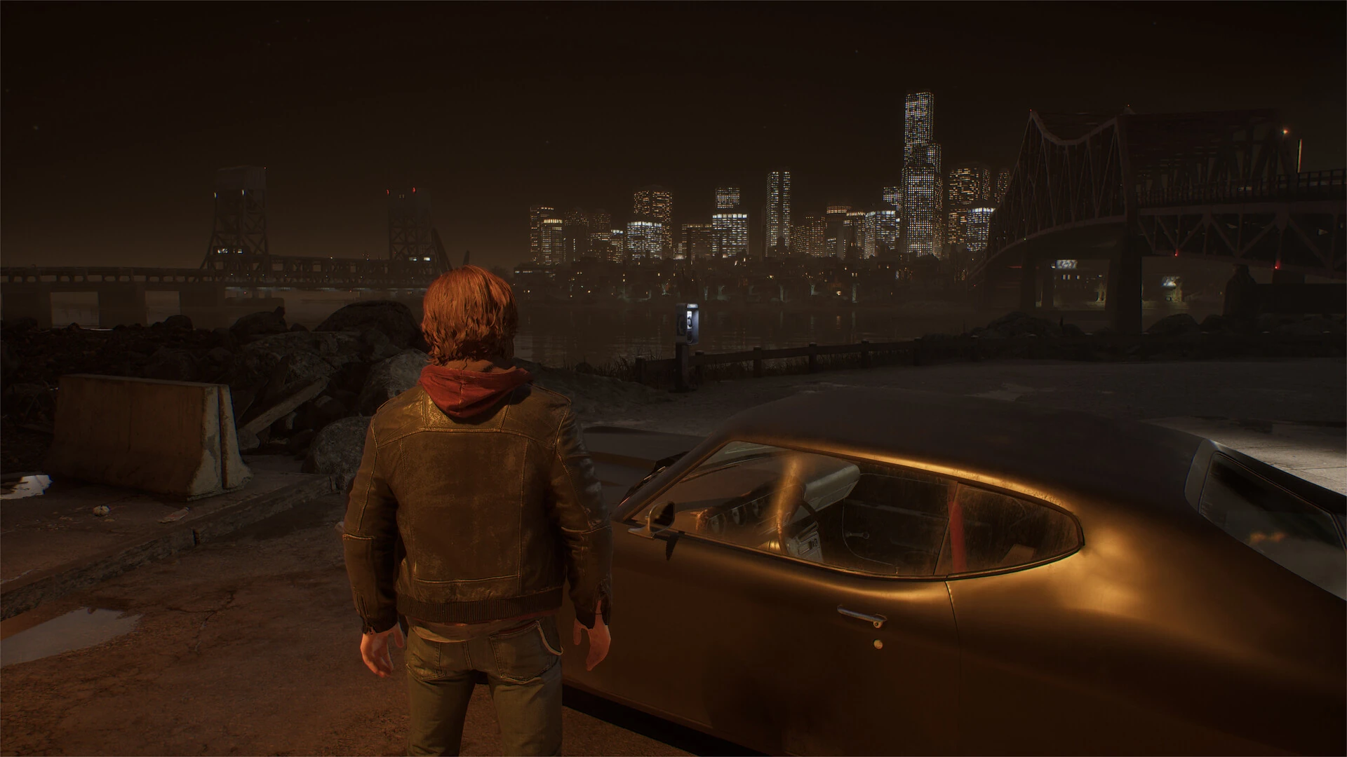 Un hombre de espaldas junto a un coche dorado mira de noche los rascacielos iluminados de Tyndalston y un puente de hierro
