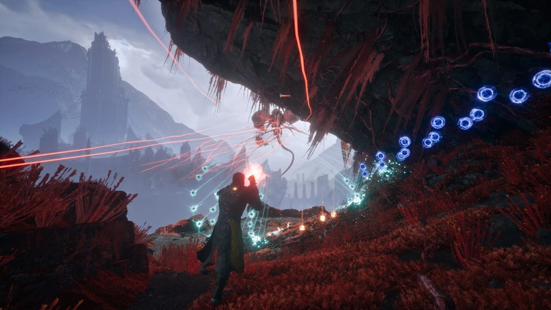 Arjun, de espaldas, lanza un haz rojo desde una ladera de vegetación roja bajo un saliente de roca; al fondo, una torre entre montañas