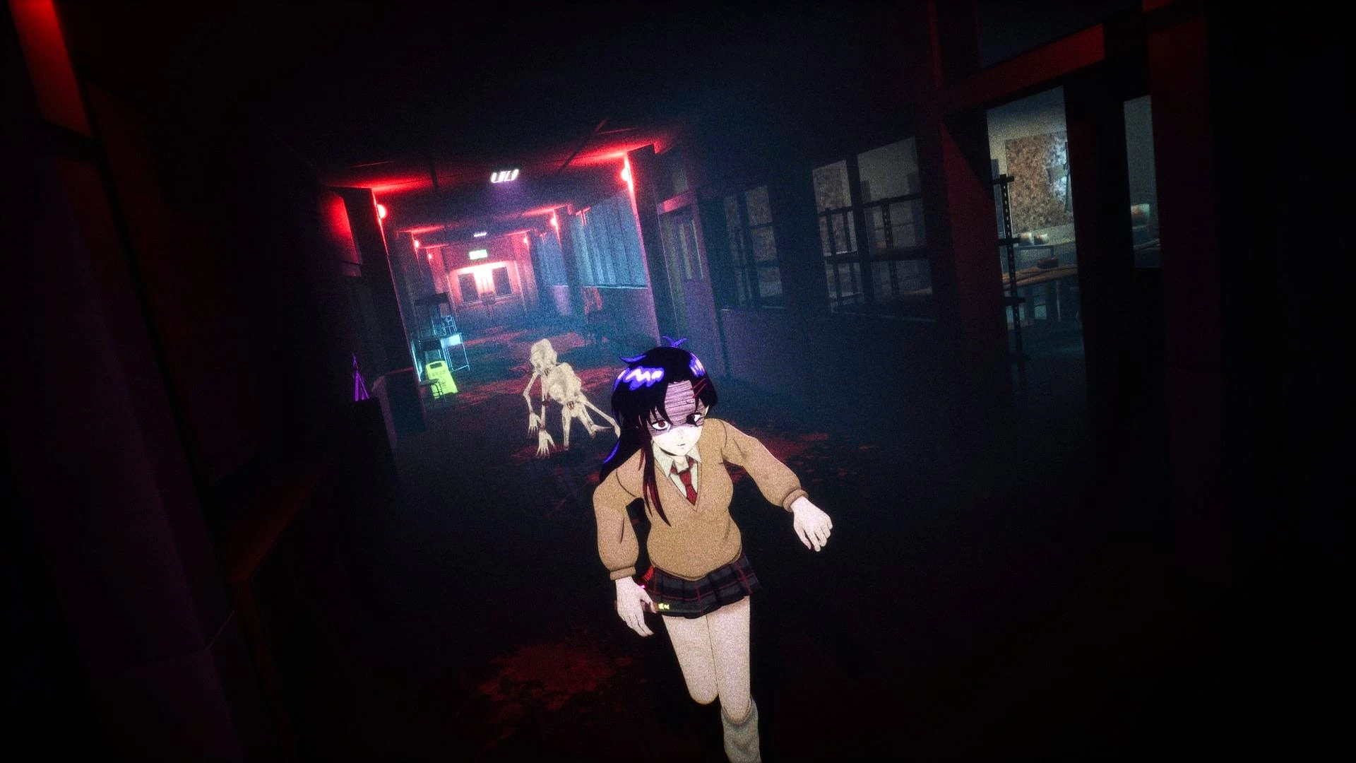 Aki corre por un pasillo del instituto bañado en luz roja, perseguida por una criatura pálida y descarnada