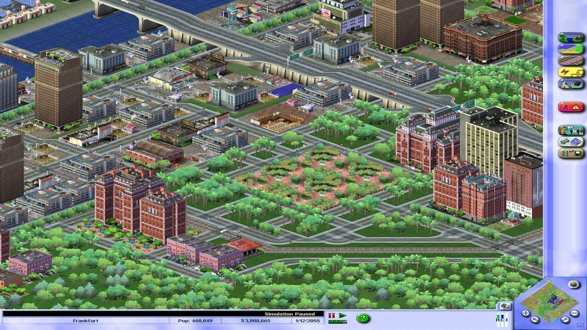Barrio de SimCity 3000 en vista isométrica, con edificios de ladrillo, una plaza ajardinada y una autopista elevada junto al río