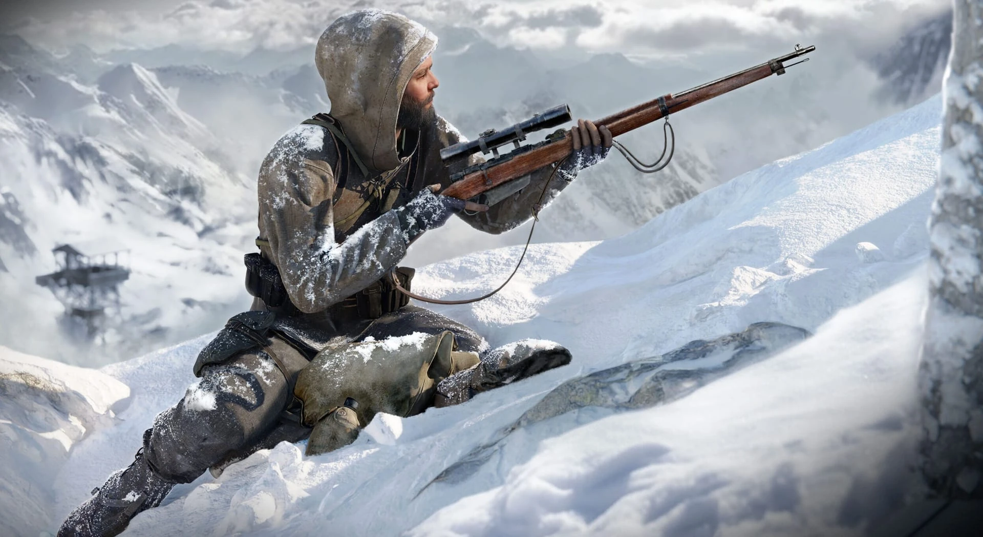Un francotirador con capucha y ropa de camuflaje de invierno, agazapado en la nieve de una ladera, apunta con un rifle de mira telescópica
