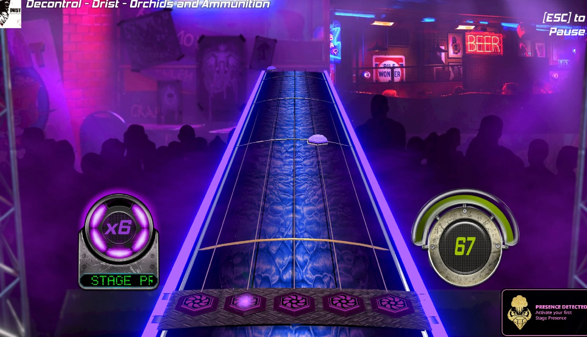 El mástil de notas avanza sobre un bar de conciertos iluminado en morado, con el público a contraluz