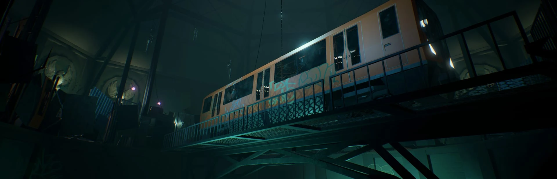Un tren de cercanías blanco y naranja cruza de noche un viaducto metálico entre edificios oscuros