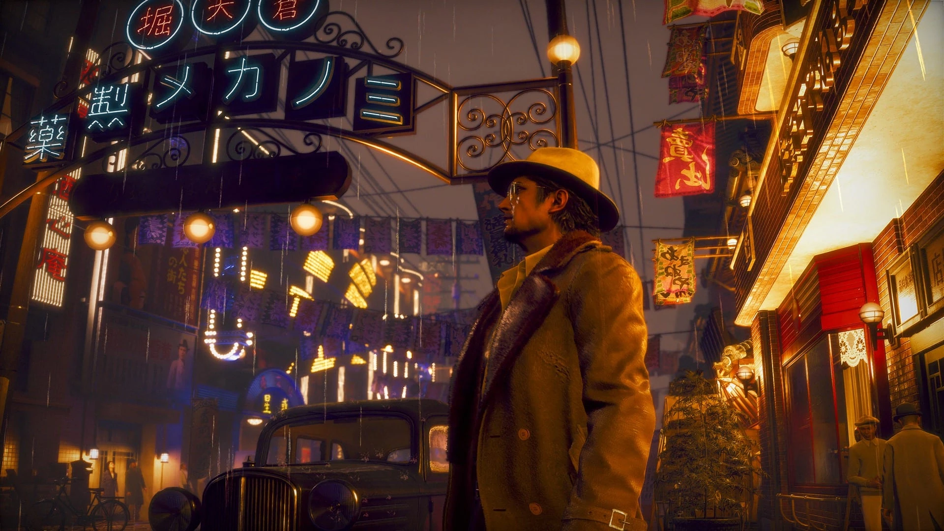 Un hombre con sombrero de paja y gabardina bajo los carteles de neón de una calle de Minami, en Osaka, de noche