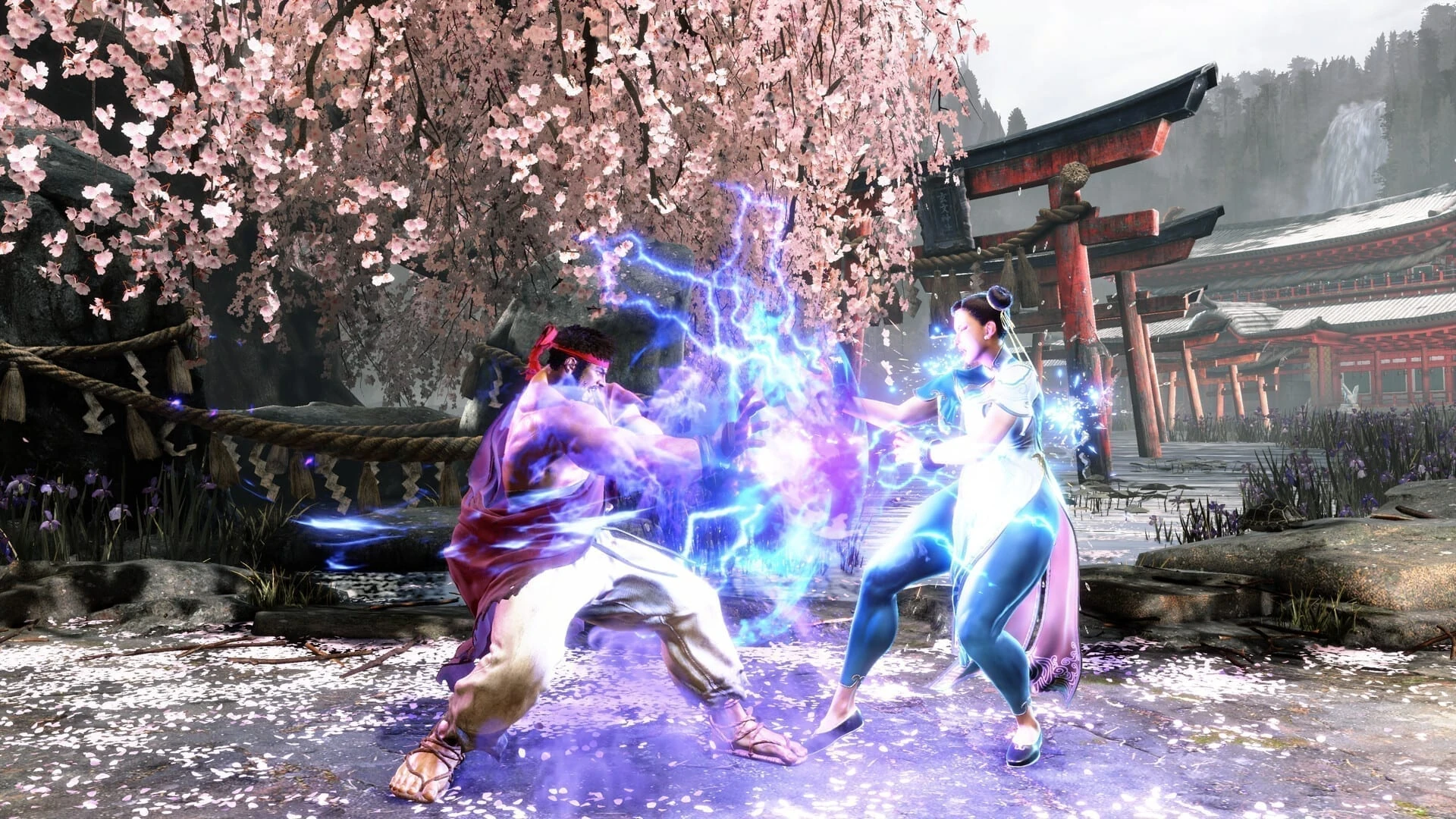 Ryu y Chun-Li chocan envueltos en rayos violetas bajo un cerezo en flor, con un torii rojo y una cascada al fondo