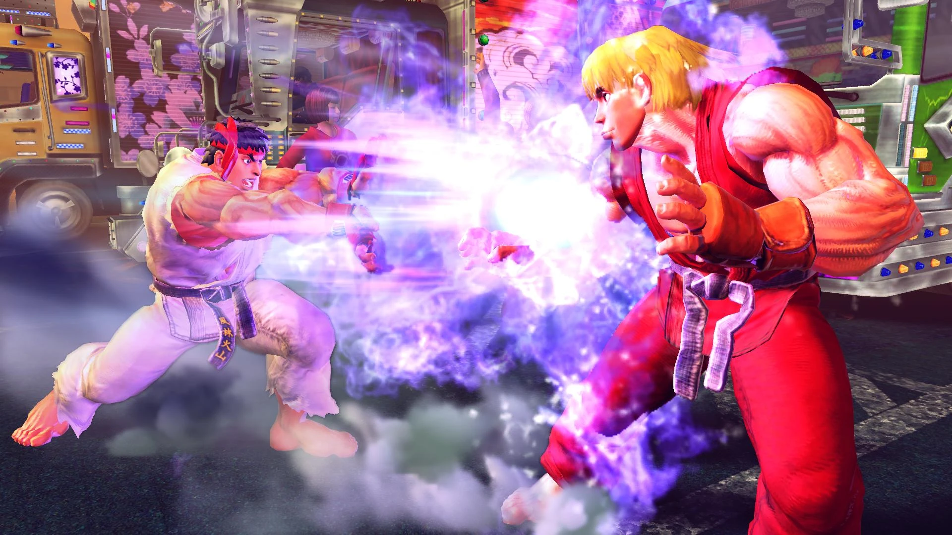 Ryu, de blanco, y Ken, de rojo, chocan en el centro de la pantalla en un estallido de energía violeta, delante de un camión decorado con flores