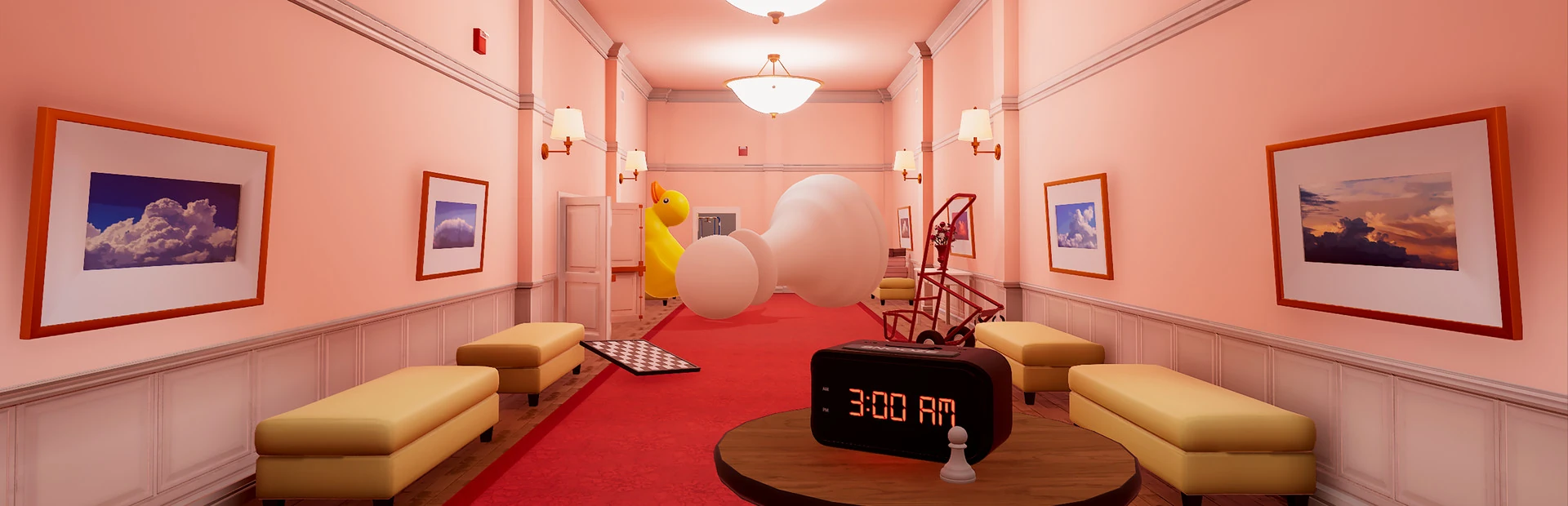 Sala de espera de hotel en tonos rosas, con un pato de goma y una pieza de ajedrez gigantes al fondo y un despertador que marca las 3:00 en primer plano