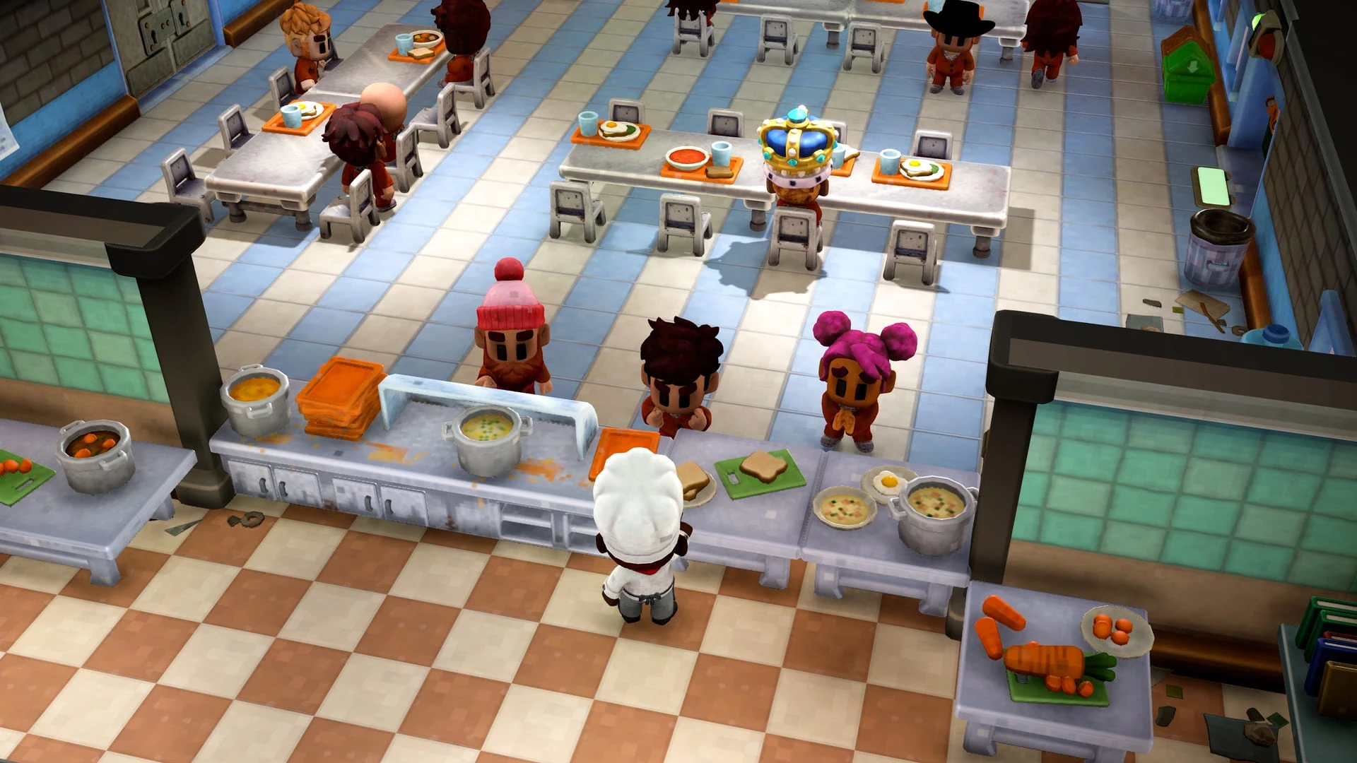 Comedor de la prisión con suelo a cuadros: un cocinero sirve en la barra mientras los presos comen en mesas largas