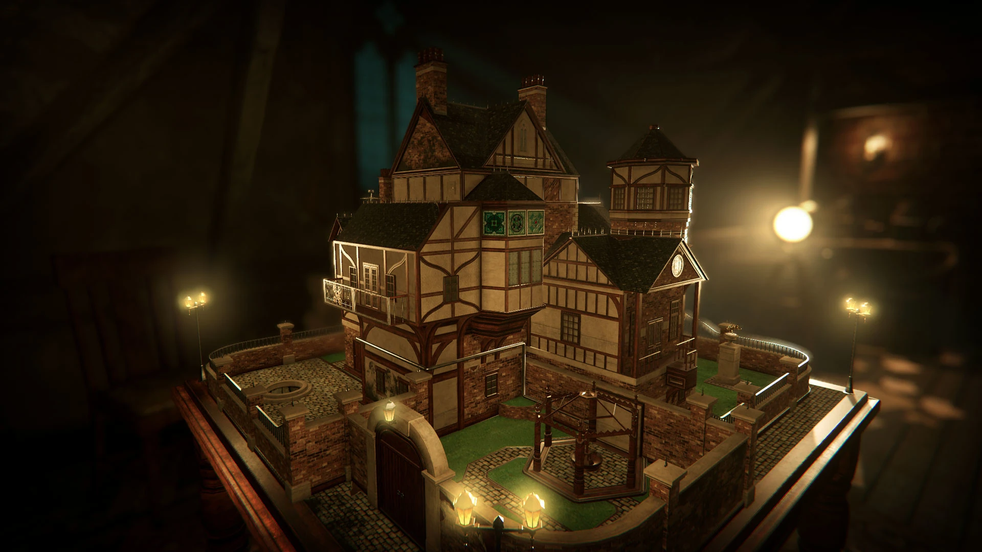 Una casa de muñecas de estilo Tudor, con torres, jardín y farolas encendidas, sobre una mesa en un desván oscuro
