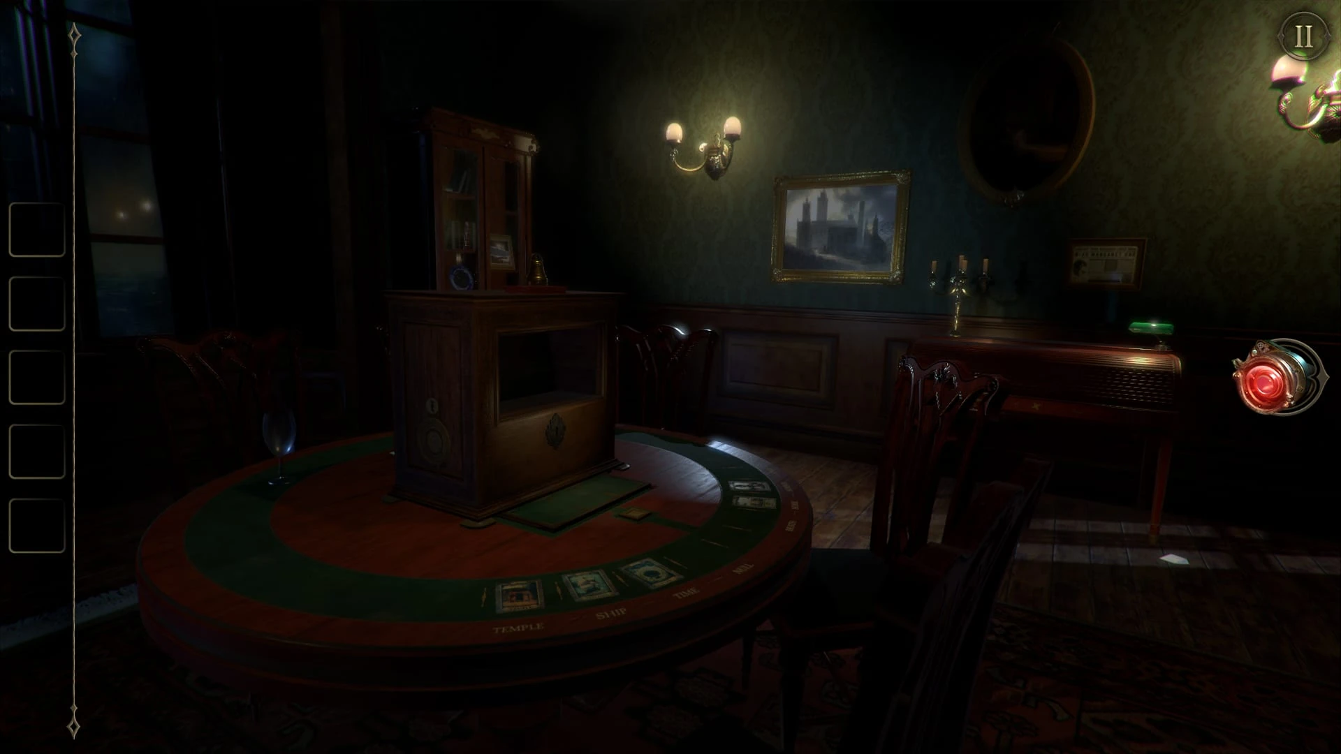 Un salón en penumbra con apliques en la pared, un cuadro y un mueble de madera sobre una mesa redonda de tapete verde