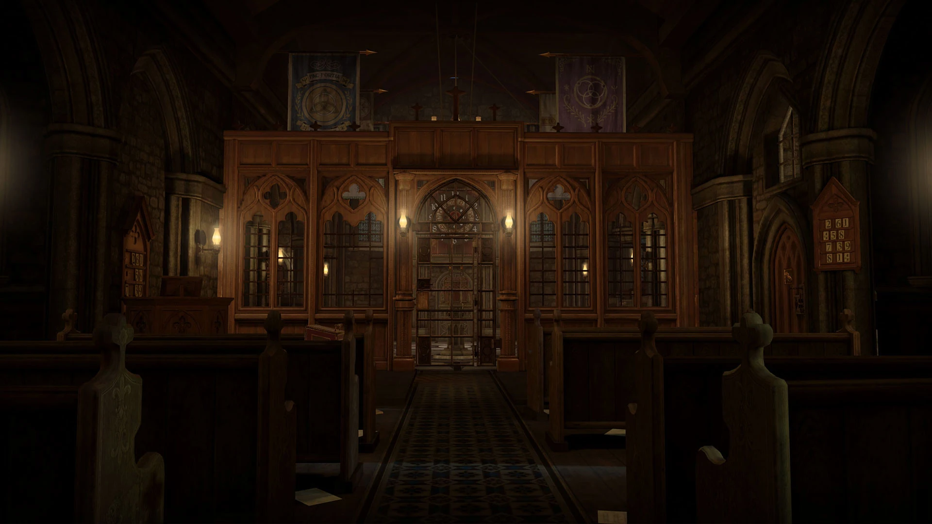 La nave de una iglesia en penumbra, con bancos de madera, velas en las columnas y un retablo de madera labrada al fondo