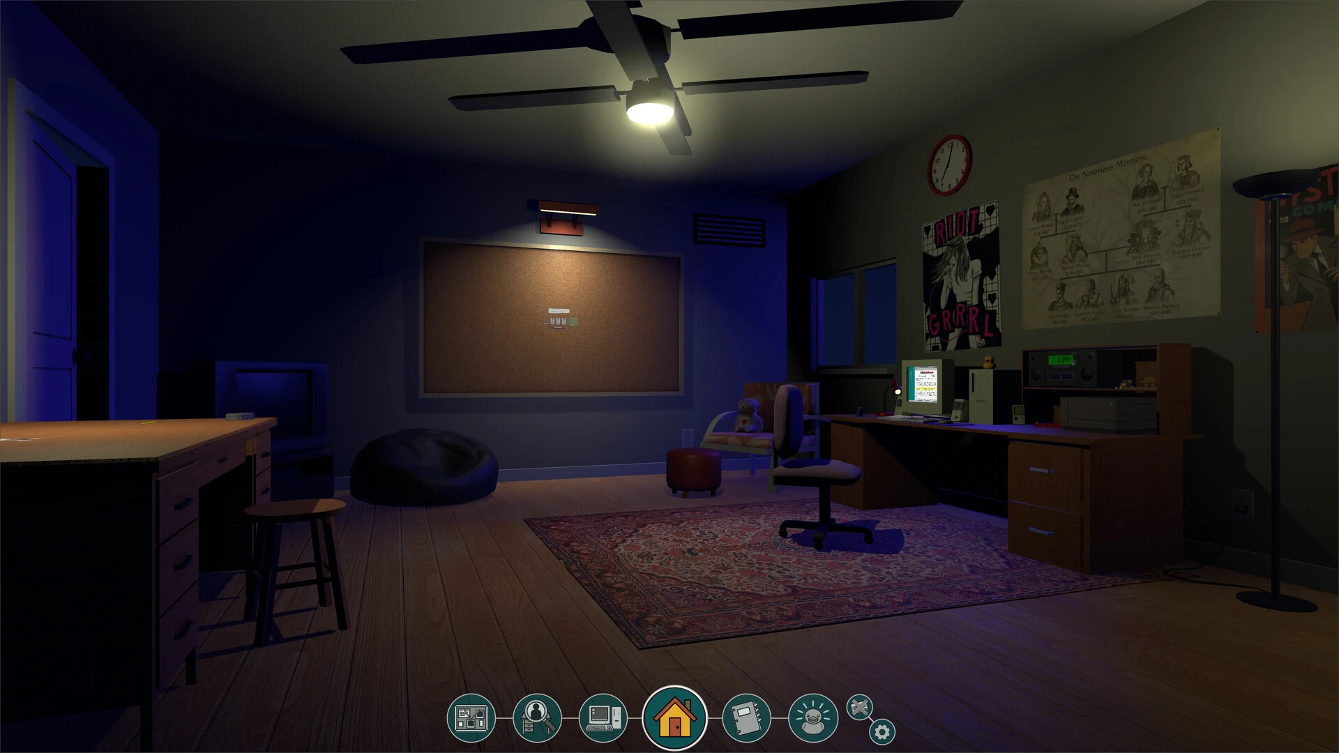 Una habitación de noche con ventilador de techo, un corcho vacío en la pared, un puf y un escritorio con un ordenador de los noventa
