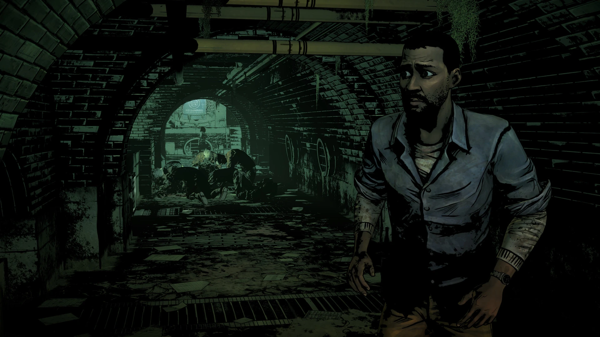 Lee Everett, asustado, en un túnel de ladrillo con varios muertos agachados al fondo