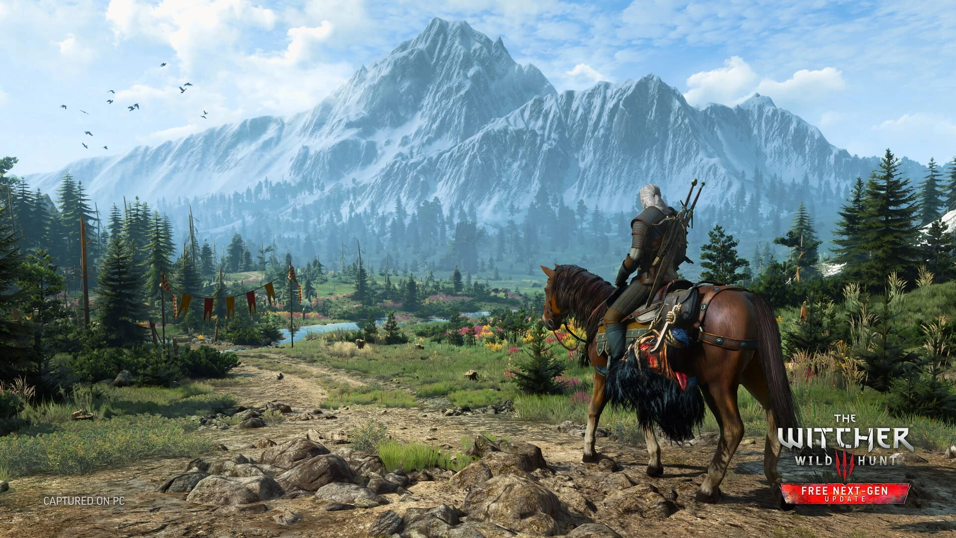 Geralt a caballo en un camino de pradera, frente a una montaña nevada y un bosque de abetos