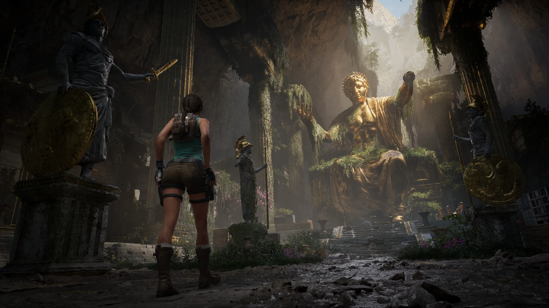 Lara Croft en combate, con las dos pistolas, en un interior oscuro de ruinas