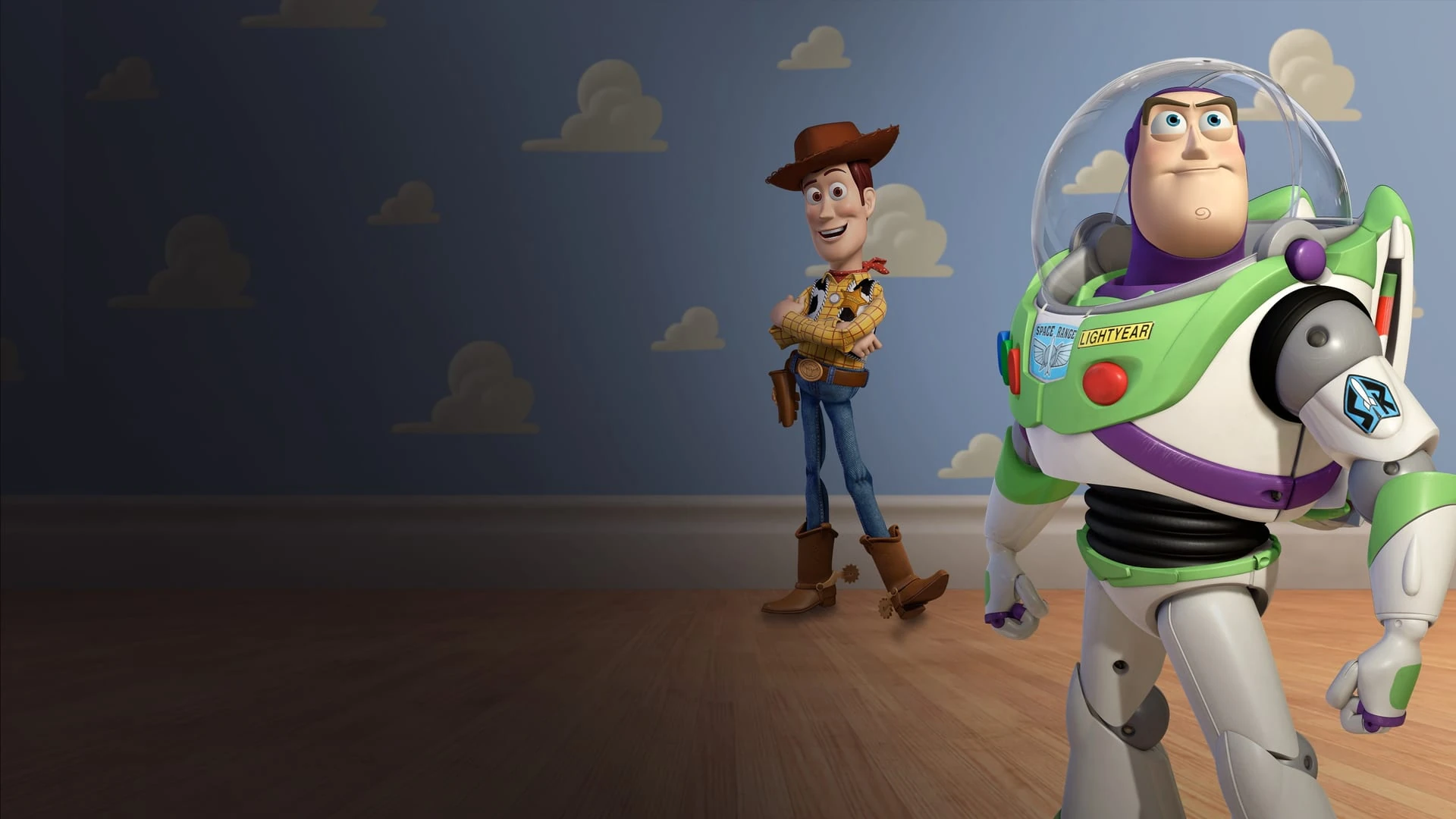 Woody y Buzz Lightyear de pie en la habitación de Andy, con el papel pintado de nubes al fondo