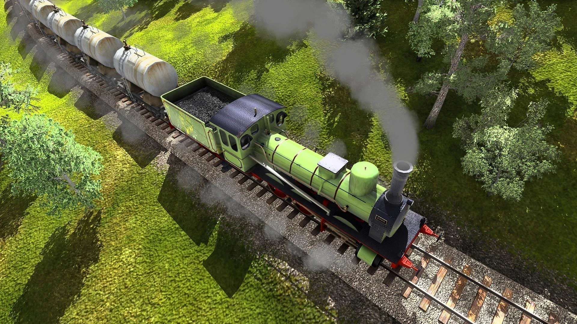 Una locomotora de vapor verde arrastra un vagón de carbón y cisternas entre árboles, vista desde arriba