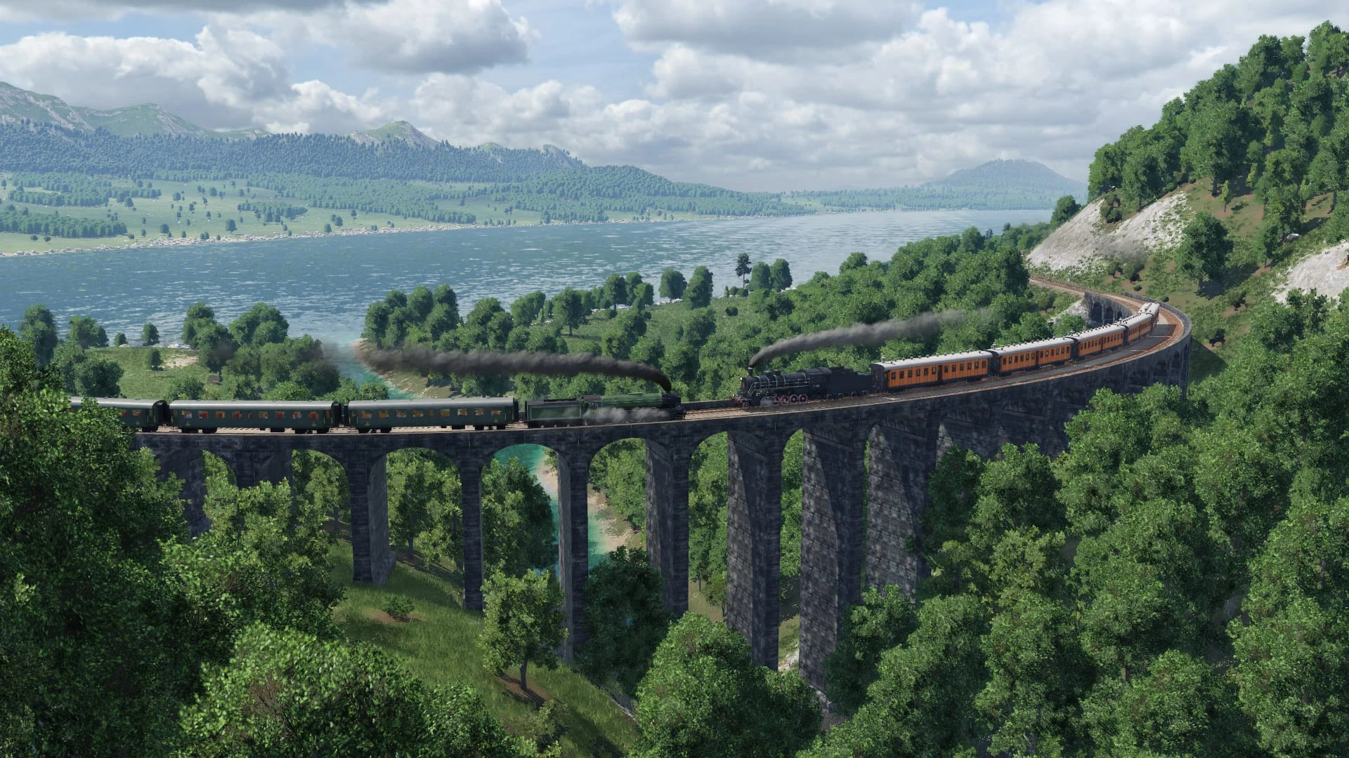 Un tren de vapor con coches amarillos cruza un viaducto de piedra de muchos arcos entre bosques, con un lago y montañas detrás