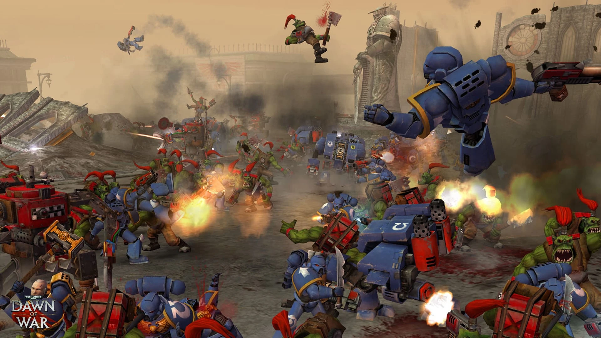 Marines espaciales de armadura azul chocan con una horda de orkos entre ruinas; uno de ellos salta con retrorreactor