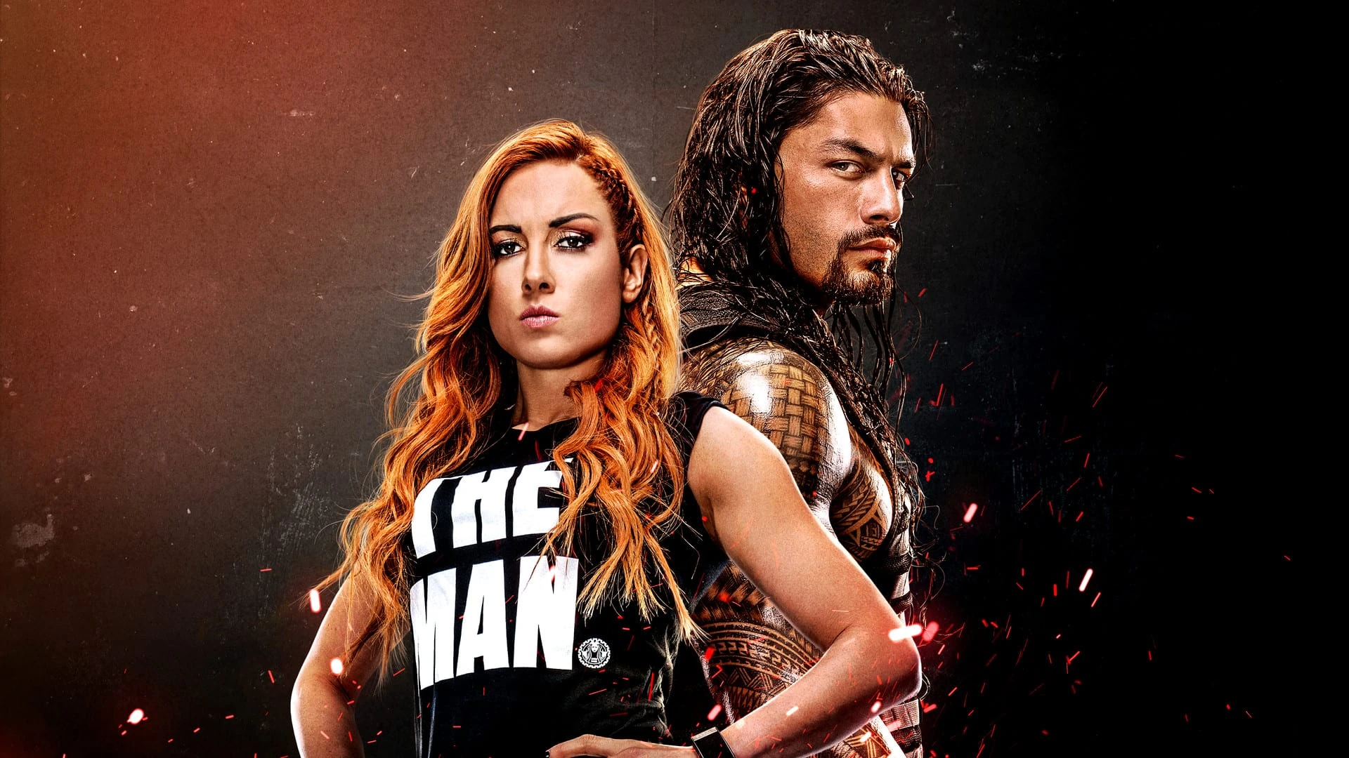 Becky Lynch y Roman Reigns, de pie y mirando a cámara, sobre un fondo oscuro con chispas