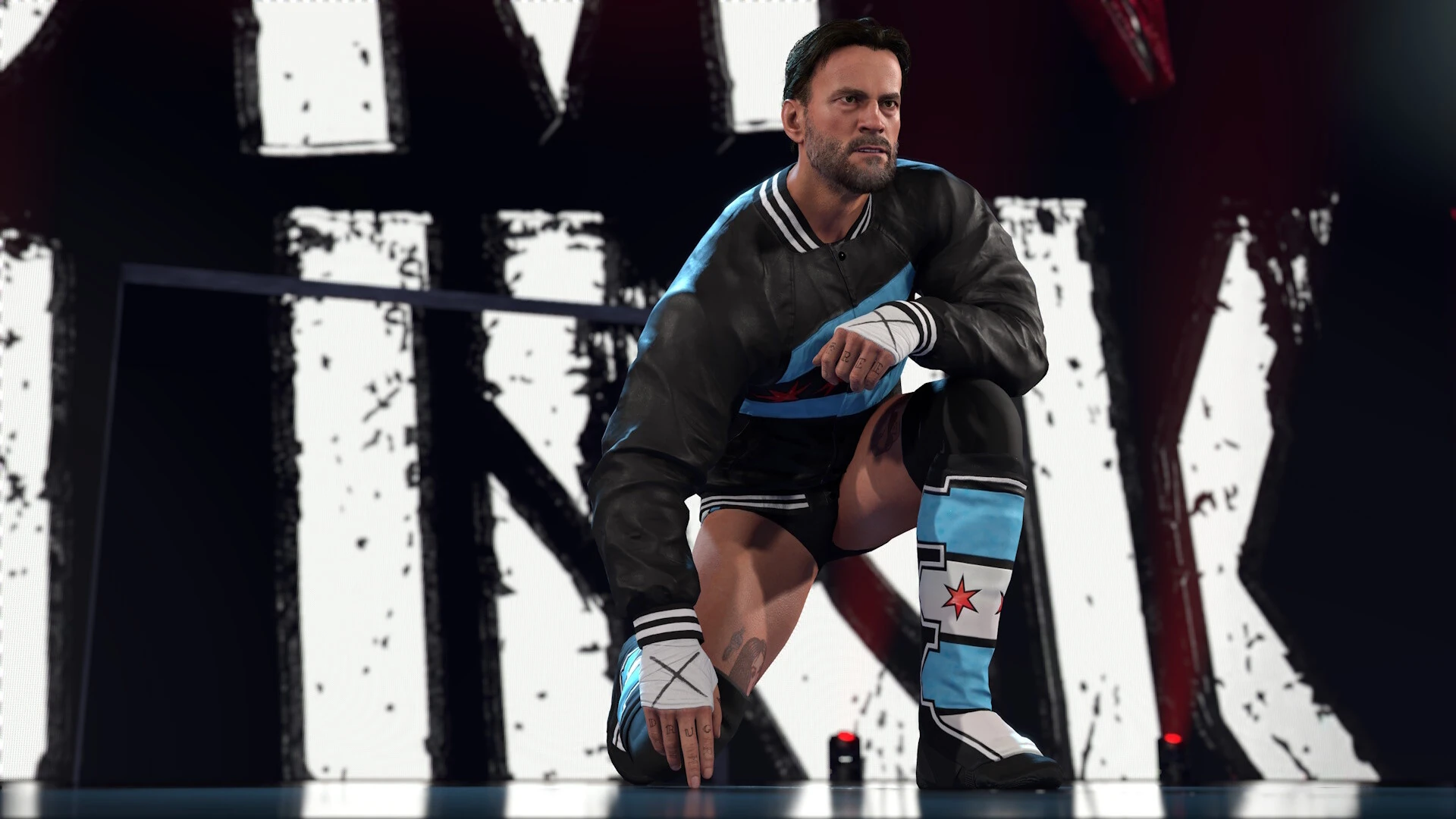 CM Punk con sudadera negra, agachado en el escenario de entrada ante unas letras blancas gigantes