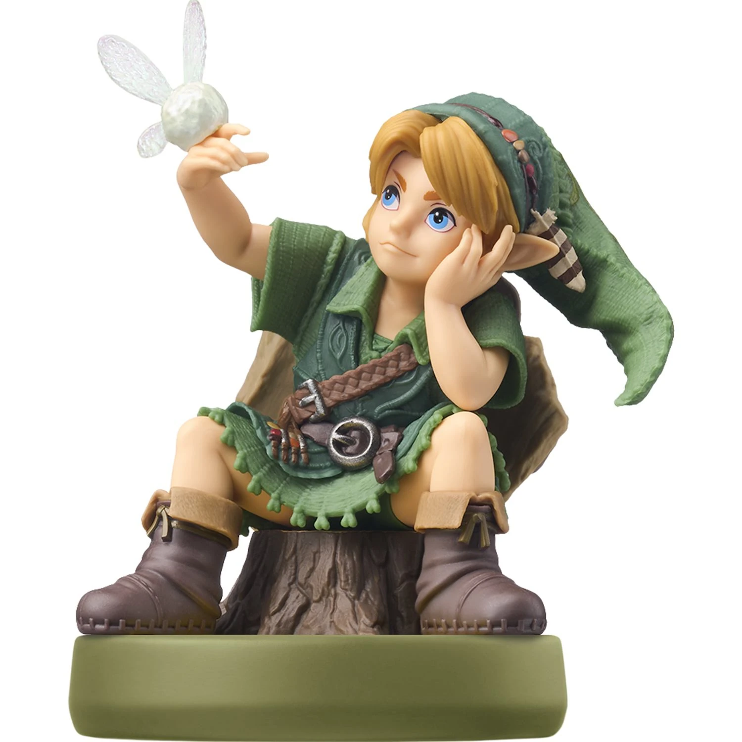 La figura de Link niño sobre fondo blanco: sentado en un tocón con la cara apoyada en una mano, la otra levantada sujetando a Navi, con la túnica verde y el gor