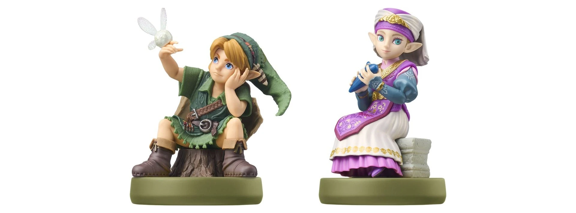 Las dos figuras sobre fondo blanco: a la izquierda Link niño, sentado en un tocón con la cara apoyada en una mano y la otra levantada sujetando a Navi; a la derecha Zelda niña, sentada en un sillar de piedra con la ocarina azul entre las manos