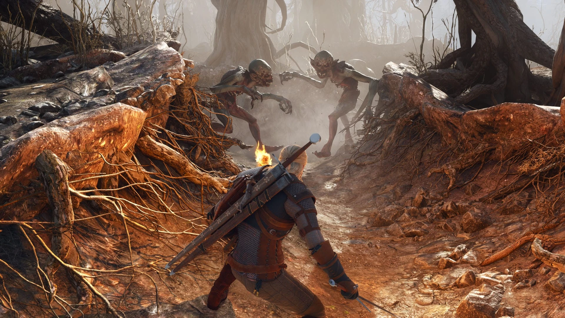 Geralt, de espaldas y con la espada en guardia, se enfrenta a dos necrófagos en un sendero de tierra rojiza entre raíces y bruma