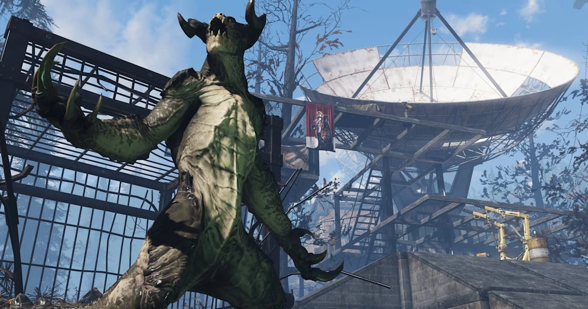 Un sanguinario verde ruge de pie junto a una jaula metálica y una gran antena parabólica, en un campamento de Fallout 76