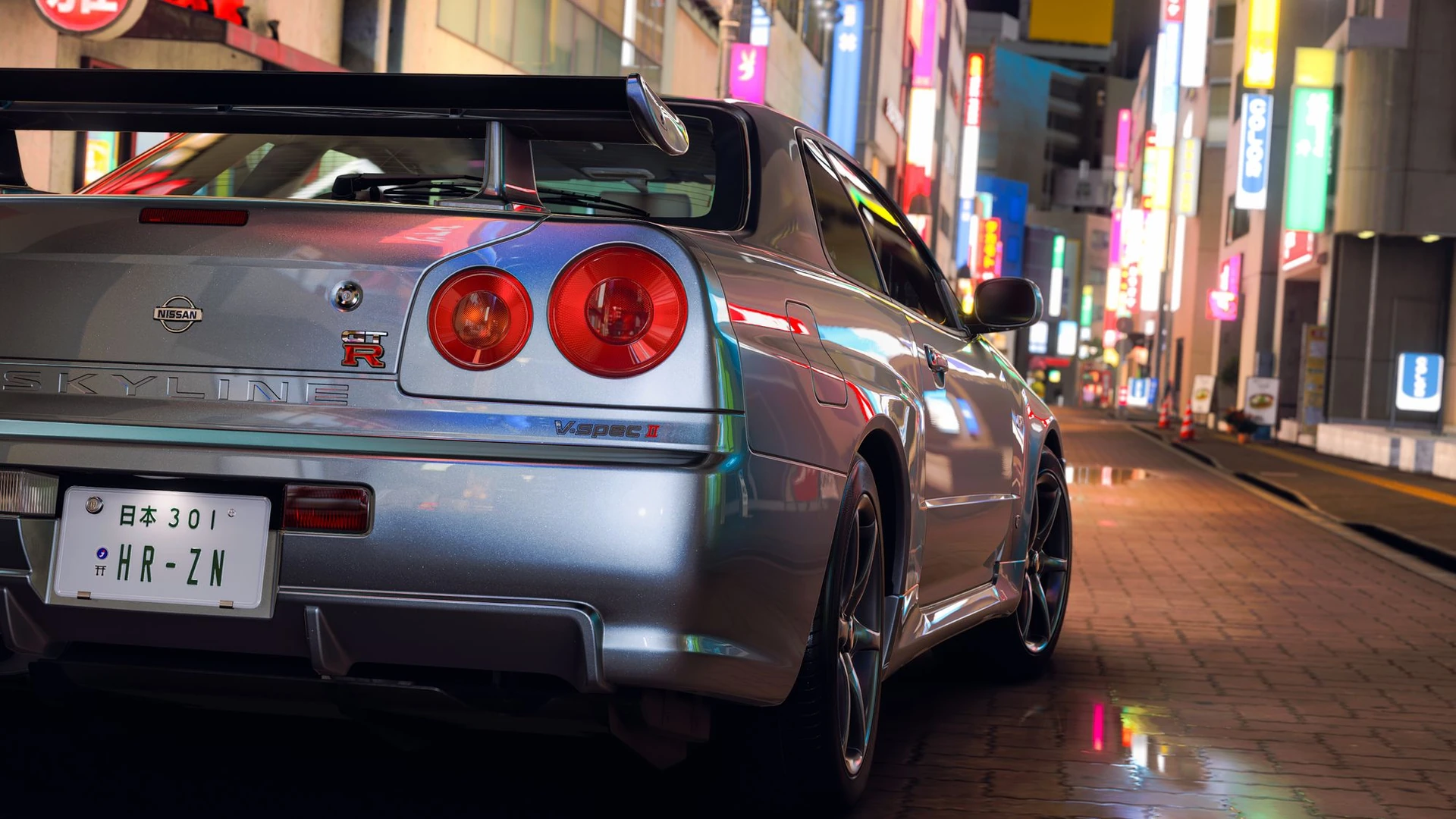 La trasera de un Nissan Skyline GT-R plateado en una calle de Tokio de noche, entre letreros de neón