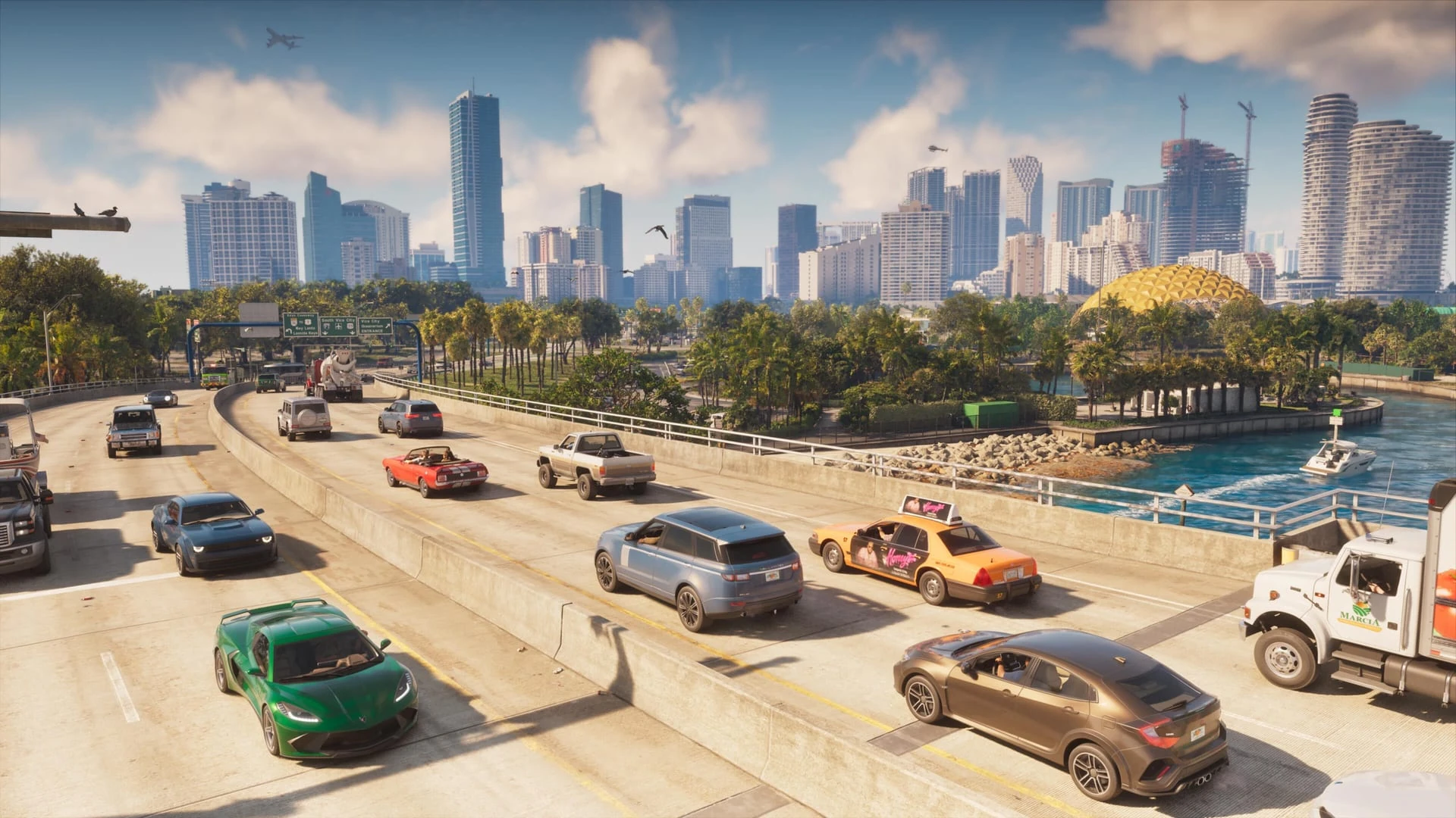 Coches en una autopista elevada de Vice City, con rascacielos, palmeras y una cúpula dorada al fondo junto al agua