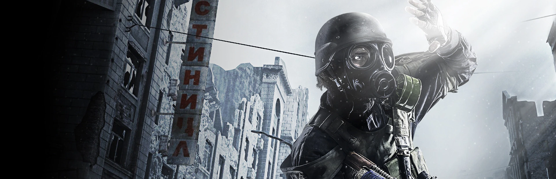 Artyom, con casco y máscara de gas, se protege los ojos de la luz entre los edificios en ruinas y nevados de Moscú