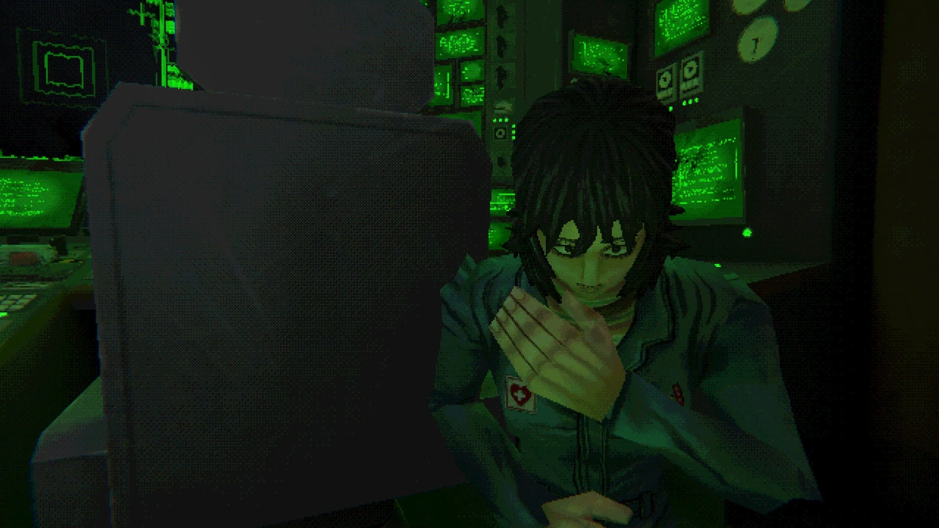 Una tripulante de pelo negro, en penumbra verde, sentada junto a los paneles luminosos de la cabina del carguero