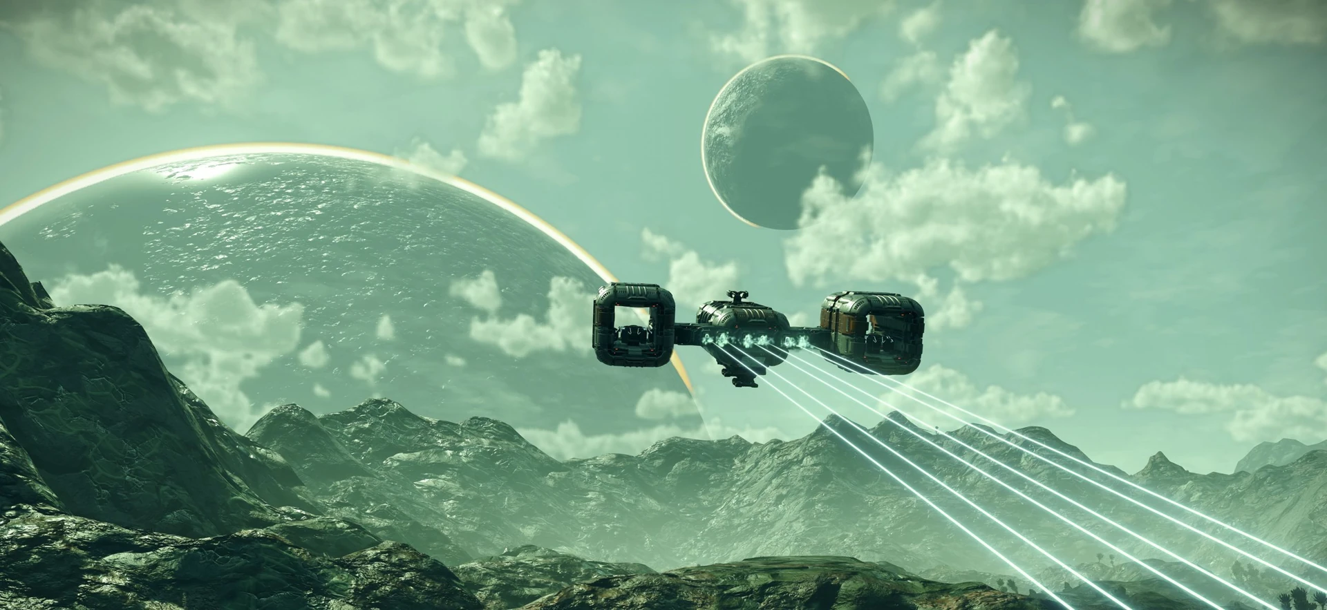 Una nave de No Man's Sky vuela sobre montañas verdes con un gran planeta y una luna en el cielo
