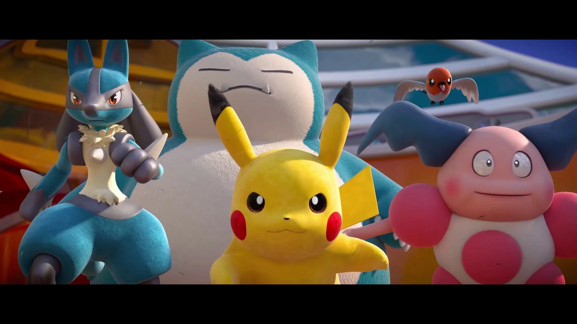 Pikachu en primer plano, con Lucario, Snorlax, Mr. Mime y un Fletchling volando detrás, en un puerto soleado