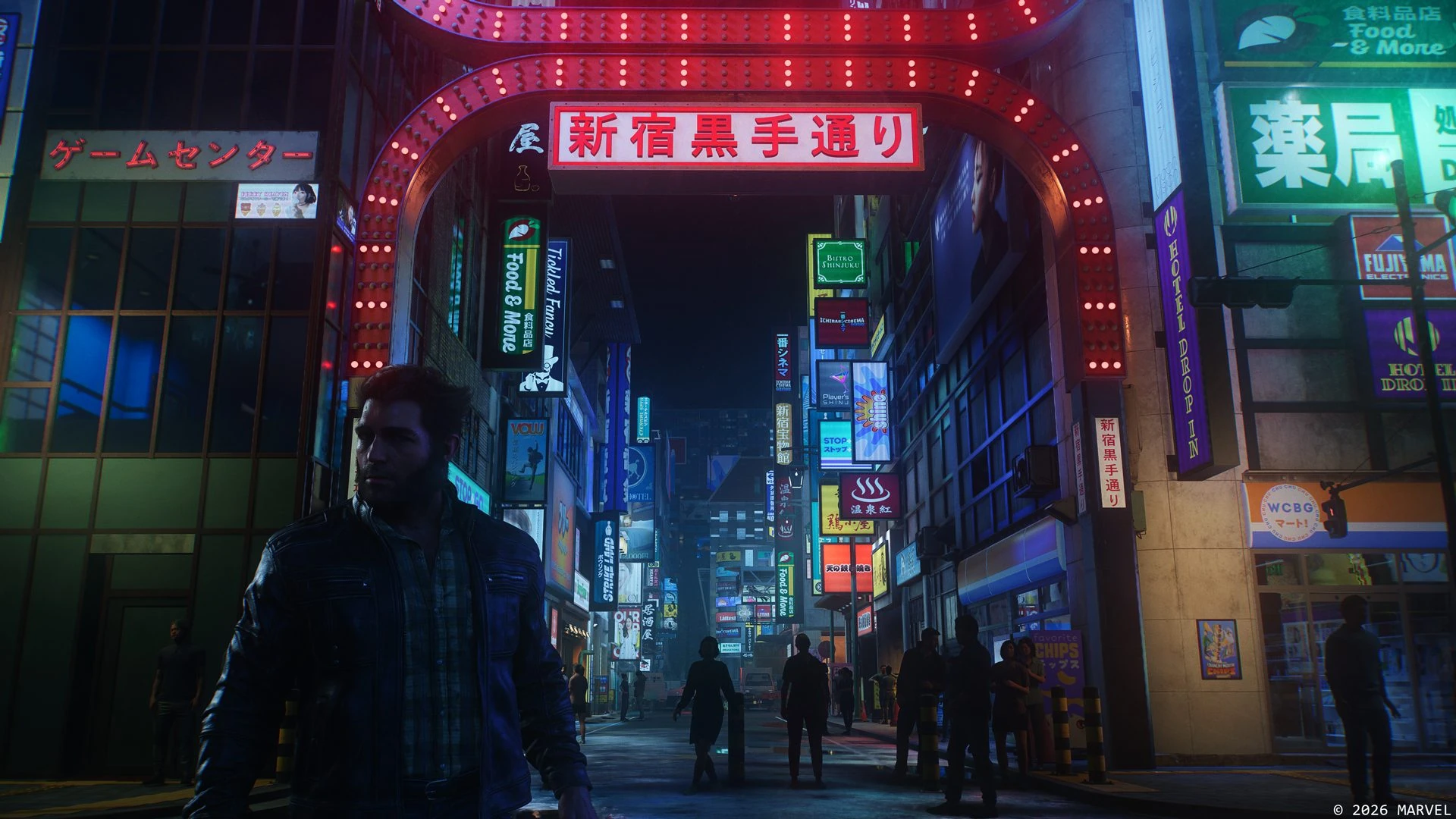 Logan, de noche, en una calle de Shinjuku bajo un arco de luces rojas y carteles de neón