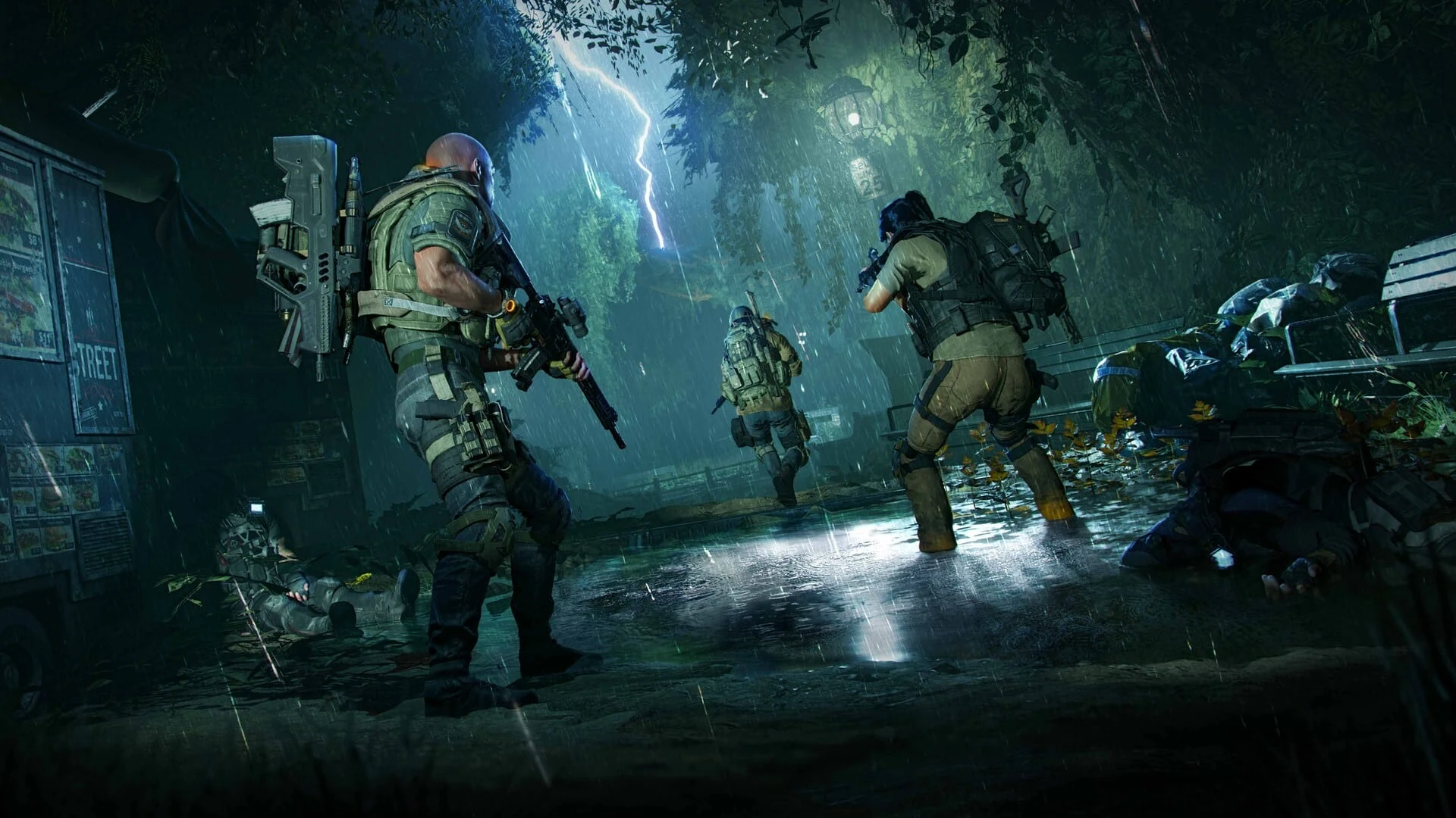 Tres agentes de The Division 2 avanzan con sus armas por una calle inundada y en penumbra, bajo la lluvia y un relámpago